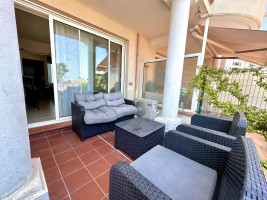 VENTE - charmant studio avec terrasse, vue mer et piscine !