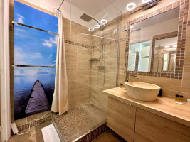 VENTE - charmant studio avec terrasse, vue mer et piscine !