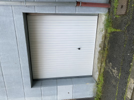 Place de parking dans un box fermé
