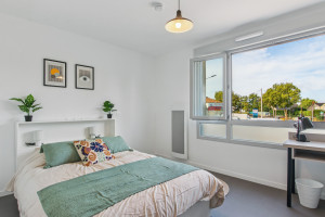 Grand studio lit double de 25-27m² meublé et équipé