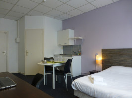 Photo Studio de 20-22 m² meublé et équipé - grand lit avec balcon n° 1