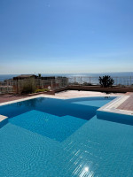 VENTE - charmant studio avec terrasse, vue mer et piscine !