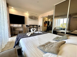 VENTE - charmant studio avec terrasse, vue mer et piscine !