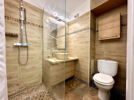 VENTE - charmant studio avec terrasse, vue mer et piscine !