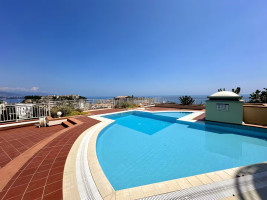 VENTE - charmant studio avec terrasse, vue mer et piscine !