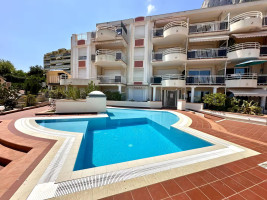 VENTE - charmant studio avec terrasse, vue mer et piscine !