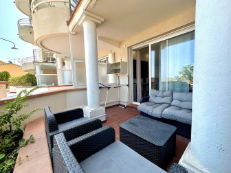 VENTE - charmant studio avec terrasse, vue mer et piscine !