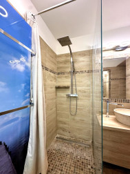 VENTE - charmant studio avec terrasse, vue mer et piscine !