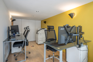 A VENDRE LOCAUX (bureaux + appartement) 88 M²