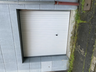 Place de parking dans un box fermé
