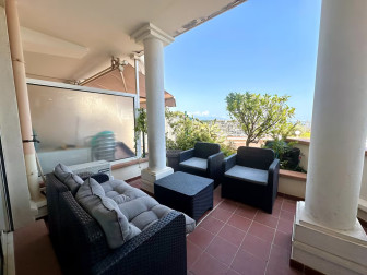 VENTE - charmant studio avec terrasse, vue mer et piscine !
