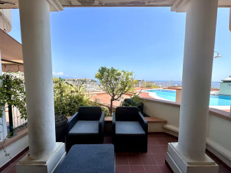 VENTE - charmant studio avec terrasse, vue mer et piscine !