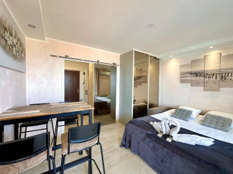 VENTE - charmant studio avec terrasse, vue mer et piscine !