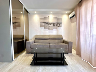 VENTE - charmant studio avec terrasse, vue mer et piscine !
