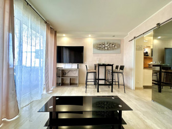 VENTE - charmant studio avec terrasse, vue mer et piscine !